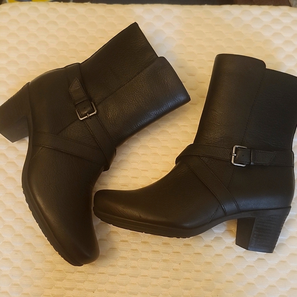 Abeo Black Heeled Boots with Classic Block Heel Size 8.5N